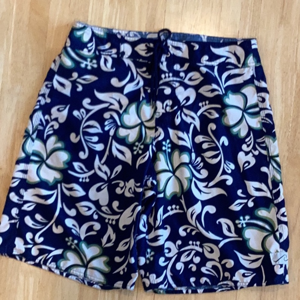 Men’s Hawaiin pattern Swim Trunks, Size 32, Like new condition.